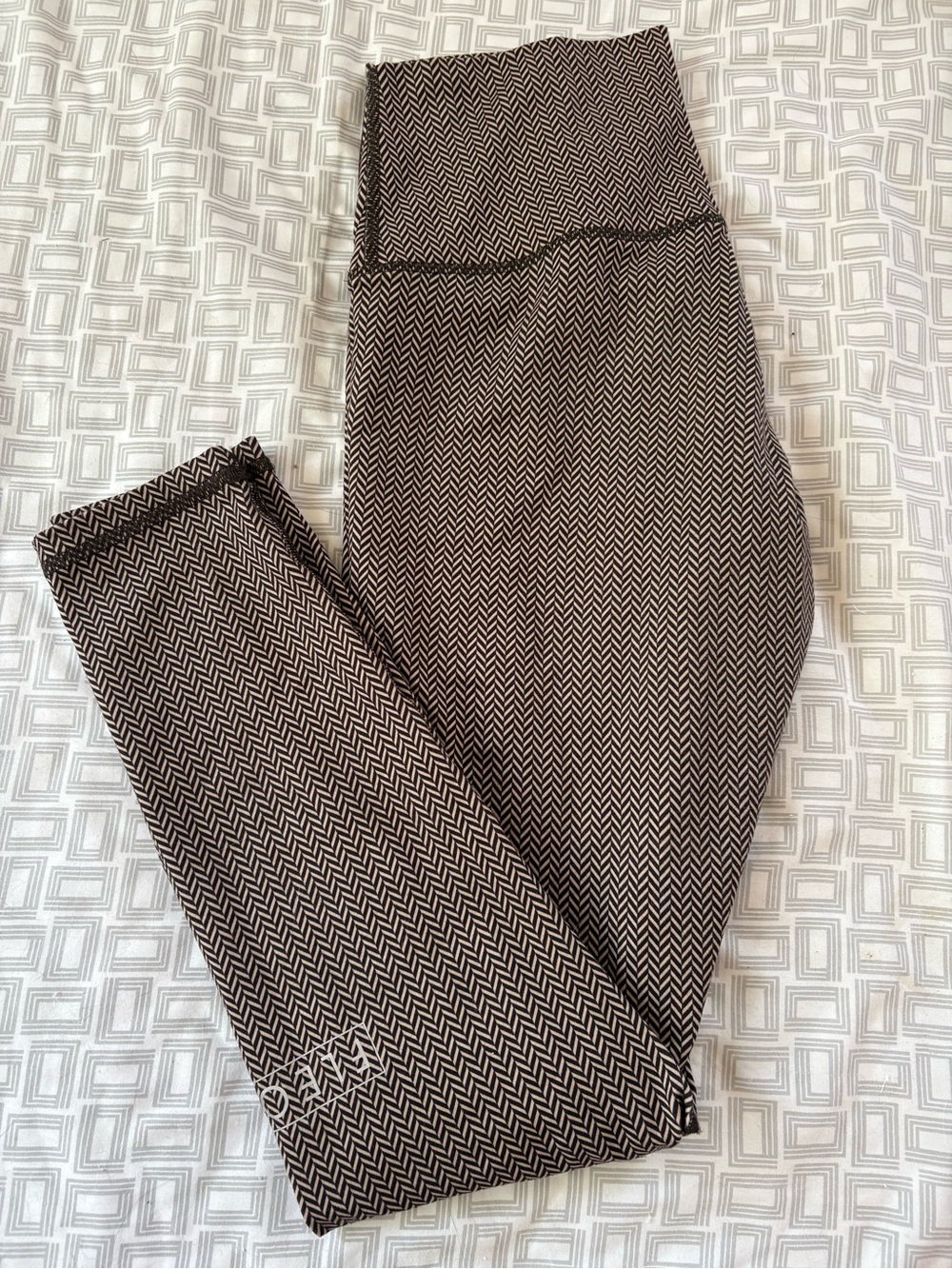 Fleo Black and White Chevron High-Rise Leggings